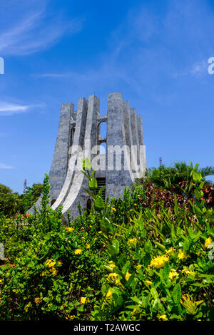 ACCRA, GHANA - 11. APRIL 2018: Atemberaubende Marmor Mausoleum von Kwame Nkrumah, Gründer und erster Präsident von Ghana im schönen Memorial Park Accra Stockfoto