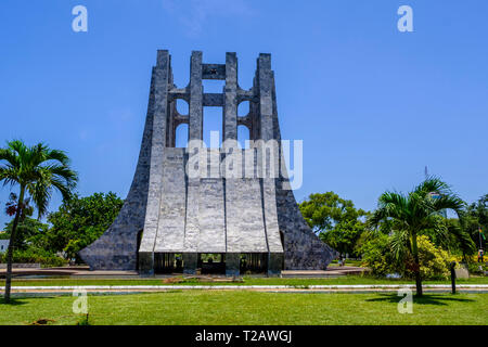 ACCRA, GHANA - 11. APRIL 2018: Atemberaubende Marmor Mausoleum von Kwame Nkrumah, Gründer und erster Präsident von Ghana in Accra Memorial Park mit seinen Stockfoto