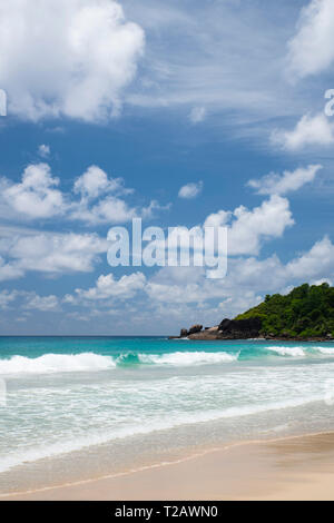 Wellen auf Grand Anse an der Westküste von Mahe, Seychellen Stockfoto