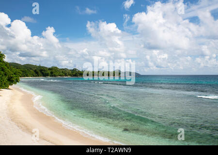 Wellen auf Anse Barbarons an der Westküste von Mahe, Seychellen Stockfoto