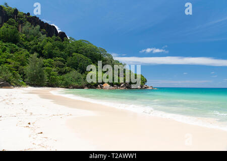 Anse Louis neben einer bewaldeten landspitze an der Südwestküste von Praslin, Seychellen, Afrika, im Indischen Ozean Stockfoto