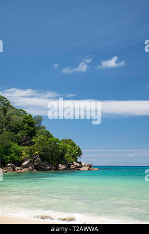 Einer felsigen Landzunge neben Anse Louis an der Südwestküste von Praslin, Seychellen Stockfoto