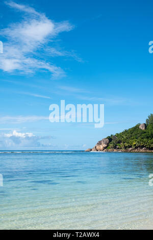 Baie Lazare und einer felsigen Landzunge an der Südwestküste von Praslin, Seychellen Stockfoto