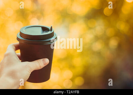 Eine Tasse Kaffee in der Hand. Kaffee in der Hand. Kaffee in der Natur. Heiße Getränke Stockfoto