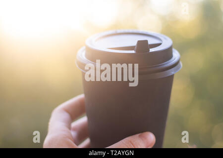 Eine Tasse Kaffee in der Hand. Kaffee in der Hand. Kaffee in der Natur. Heiße Getränke Stockfoto