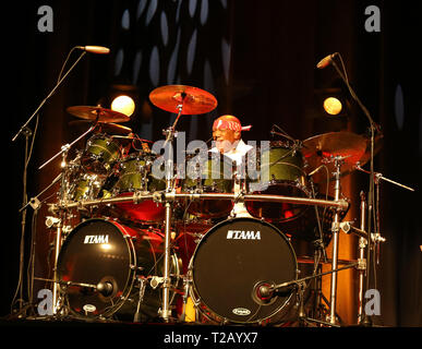 Krakau, Polen - 16. MÄRZ 2016: Der Amerikanische Schlagzeuger Billy Cobham live auf der Bühne in Eis Krakau, Polen Stockfoto