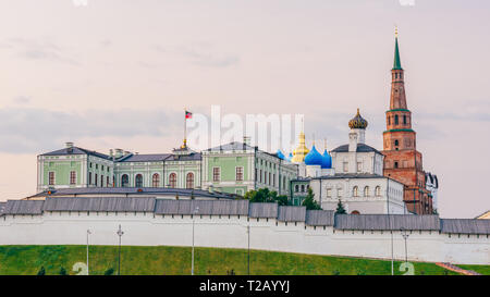 Blick auf den Kasaner Kreml mit Präsidentenpalast, Verkündigung Kathedrale und Soyembika Turm Stockfoto