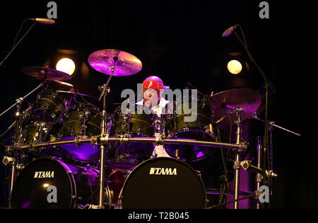 Krakau, Polen - 16. MÄRZ 2016: Der Amerikanische Schlagzeuger Billy Cobham live auf der Bühne in Eis Krakau, Polen Stockfoto