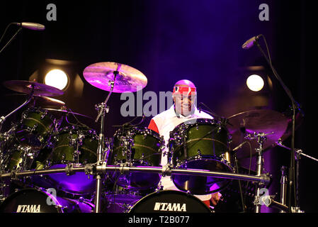 Krakau, Polen - 16. MÄRZ 2016: Der Amerikanische Schlagzeuger Billy Cobham live auf der Bühne in Eis Krakau, Polen Stockfoto