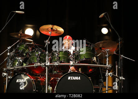 Krakau, Polen - 16. MÄRZ 2016: Der Amerikanische Schlagzeuger Billy Cobham live auf der Bühne in Eis Krakau, Polen Stockfoto