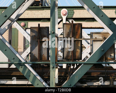 Detail von Stahlbau und Schienen von Hungerford Railway Bridge, London, England, UK. Stockfoto