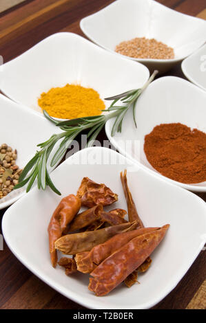 Lecker und bunten Gewürzen in weißen Schalen diagonal gesehen Stockfoto