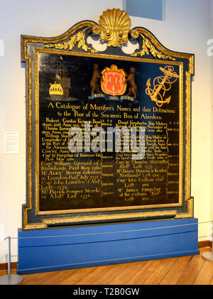 Eine historische Information Board auf Anzeige als eine Ausstellung Auflistung einen Katalog von Mortifer in der Aberdeen Maritime Museum, Aberdeen, Schottland, Großbritannien Stockfoto