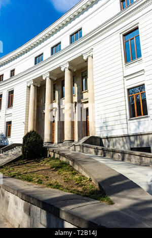 Das weiße Gebäude der staatlichen georgischen Universität in Tiflis Downtown Stockfoto