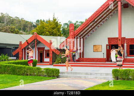 ROTORUA, NEUSEELAND - Oktober 10, 2018: Tamaki Maori Tänzer in traditioneller Kleidung in Whakarewarewa Thermal Park Stockfoto