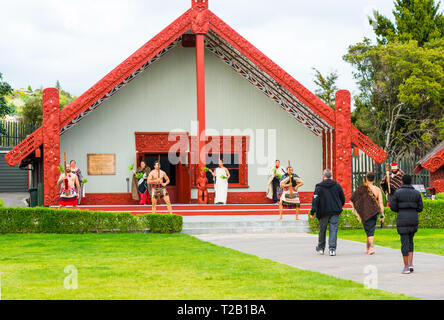 ROTORUA, NEUSEELAND - Oktober 10, 2018: Tamaki Maori Tänzer in traditioneller Kleidung in Whakarewarewa Thermal Park Stockfoto