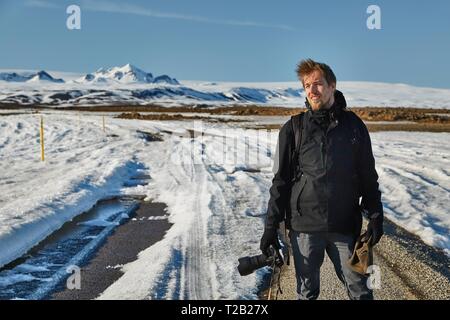 Landscape Photographer in Island. Die Reise beginnt dort, wo die Straße endet Stockfoto