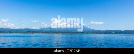 Agung Vulkan Ansicht vom Meer. Die Insel Bali, Indonesien Stockfoto