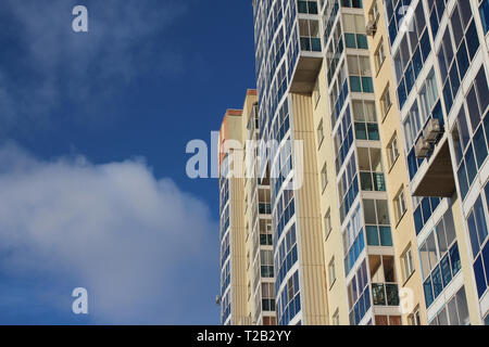 Die städtische Mehrstöckiges modernes Wohnhaus Neubau Fassade komfortabel mit Windows gegen den blauen Himmel ragen Stockfoto