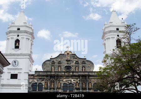 Fassade und Türme der Kathedrale Basilica Santa Maria la Antigua Stockfoto