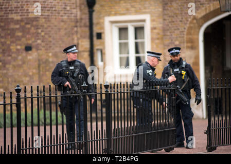 LONDON, UK, 22. MÄRZ 2019: Bewaffnete Britische Polizisten sind im Einsatz patrouillieren und die Verhütung von Terroranschlägen auf den Straßen der Stadt Stockfoto