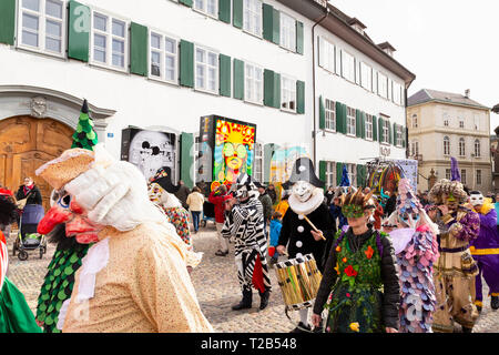 Muensterberg, Basel, Schweiz - März 12., 2019. Karneval marching Gruppe mit bunten Kostümen Stockfoto