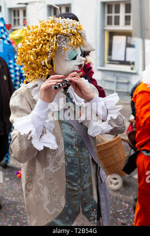 Baeumleingasse, Basel, Schweiz - März 12., 2019. Nahaufnahme einer verkleidet Karneval piccolo Player Stockfoto