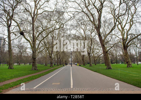 LONDON, UK, 22. MÄRZ 2019: Touristen zu Fuß durch die Gassen der grünen Park in Wesminter City, London Stockfoto