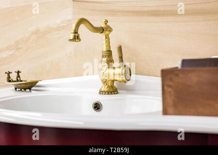 Wasser Waschbecken mit Wasserhahn in Vintage chinesischen Stil in teuren loft Bad tippen Stockfoto