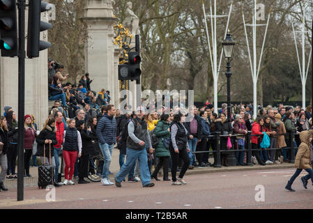 LONDON, UK, 22. MÄRZ 2019: Masse der Touristen beobachten die Änderung der Wachen militärischen Parade vor dem Buckingham Palace Stockfoto