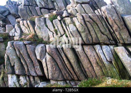 Glatte 2-in-1-Rock bei diagonalen Winkeln in den Mourne Mountains in Nordirland, Großbritannien sitzen. Stockfoto