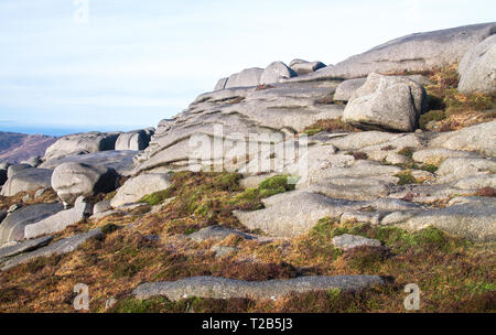 Verwitterter Fels sitzt auf dem Gipfel des Slieve Binnian in der Mourne Mountains, Nordirland, Großbritannien. Stockfoto