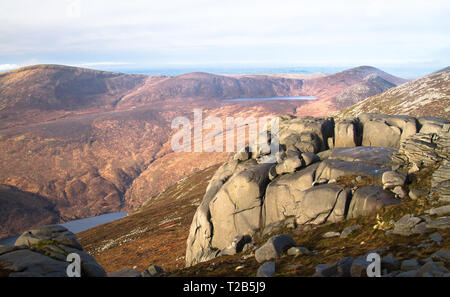 Verwitterter Fels sitzt auf dem Gipfel des Slieve Binnian in der Mourne Mountains, Nordirland, Großbritannien. Stockfoto