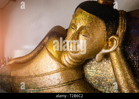 Schlafende Buddha Statue an der Freien royalty öffentlichen Tempel in Chiang Mai Thailand. Stockfoto