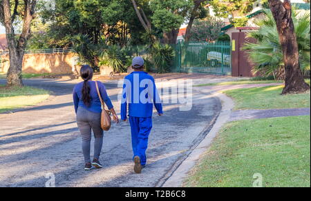 Johannesburg, Südafrika - Unbekannter Arbeitnehmer gehen an den Ort ihrer Beschäftigung Bild im Querformat mit Kopie Raum Stockfoto