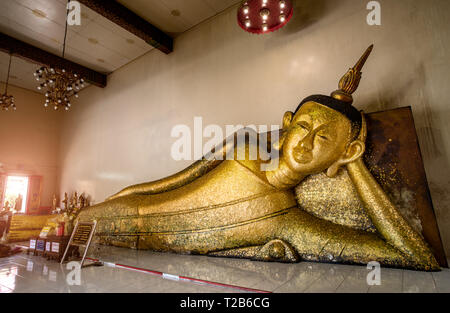 Schlafende Buddha Statue an der Freien royalty öffentlichen Tempel in Chiang Mai Thailand. Stockfoto