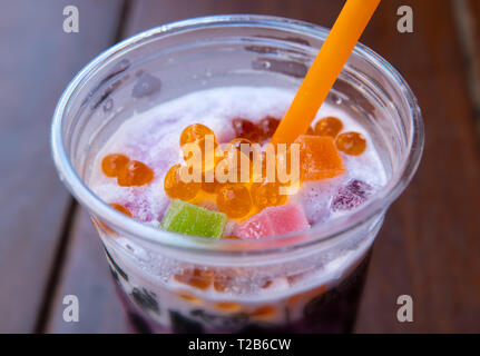 Süße soda Smoothie mit Obst und Bunte Jelly Aufstockung in outdoor Sonne Beleuchtung. Stockfoto