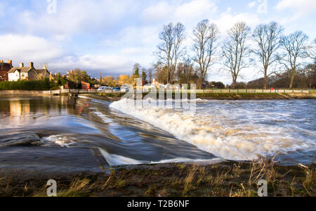 Wasser fließt über eine künstlich angelegte Wehr auf den Fluss Severn in Shrewsbury, Shropshire, England. Stockfoto