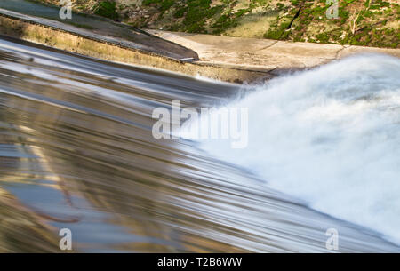 Wellen, wie Sie abprall von einem sanften Wasserfall in eine künstlich angelegte Wehr auf den Fluss Severn in Shrewsbury, Shropshire, England. Stockfoto