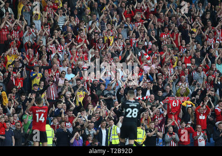 Heiligen Fans feiern Sieg während der Englischen Premier League Match zwischen Brighton und Hove Albion Southampton an der Amex Stadion in Brighton. 30. März 2019 Foto James Boardman/Tele Bilder Redaktion nur verwenden. Keine Verwendung mit nicht autorisierten Audio-, Video-, Daten-, Spielpläne, Verein/liga Logos oder "live" Dienstleistungen. On-line-in-Match mit 120 Bildern beschränkt, kein Video-Emulation. Keine Verwendung in Wetten, Spiele oder einzelne Verein/Liga/player Publikationen. Stockfoto