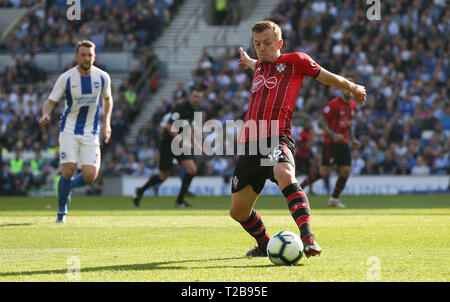 Von Southampton James Ward-Prowse während der Englischen Premier League Match zwischen Brighton und Hove Albion Southampton an der Amex Stadion in Brighton. 30. März 2019 Foto James Boardman/Teleobjektiv Bild redaktionelle Verwendung. Keine Verwendung mit nicht autorisierten Audio-, Video-, Daten-, Spielpläne, Verein/liga Logos oder "live" Dienstleistungen. On-line-in-Match mit 120 Bildern beschränkt, kein Video-Emulation. Keine Verwendung in Wetten, Spiele oder einzelne Verein/Liga/player Publikationen. Stockfoto