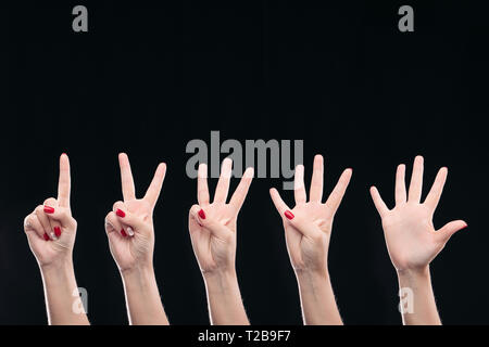 Attraktiven rothaarigen Mädchen die Hand mit 4 Finger nach oben. Stockfoto