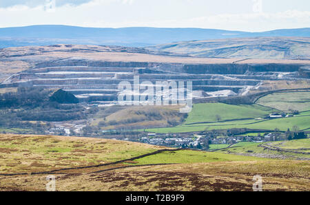 Eine massive rock Steinbruch ist aus der Entfernung im Peak District, England gesehen. Stockfoto