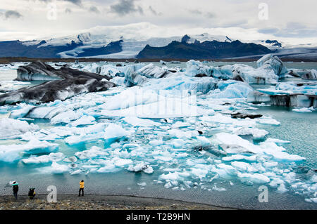 Der berühmte See Jökulsárlón mit der Eisberge und Eisschollen in Island. Stockfoto