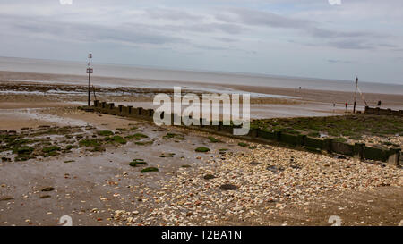 Hunstanton, England. 23. März 2019. Eine Ansicht von Hunstanton Strand bei Ebbe von der Promenade entlang der Village Green erfasst. Stockfoto