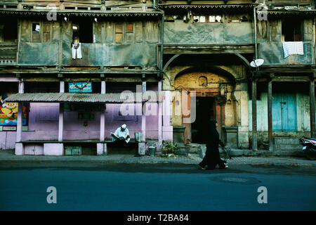 Man Zeitung lesen, im alten Gebäude in der wadas von Pune, Indien. Stockfoto