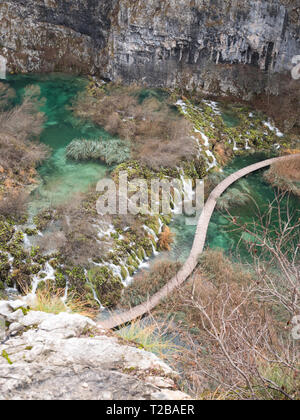 Holzbrücke im Naturpark Plitvicer Seen in Kroatien Luftaufnahme Stockfoto