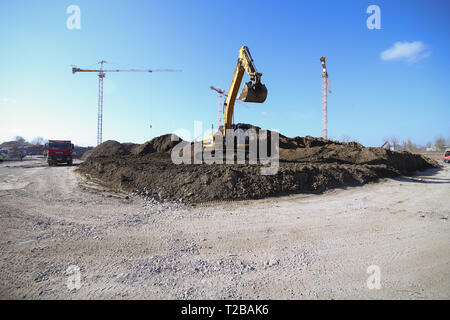 Bukarest, Rumänien - 19. März 2019: Bagger und andere schwere Maschinen Arbeiten auf der Baustelle Stockfoto