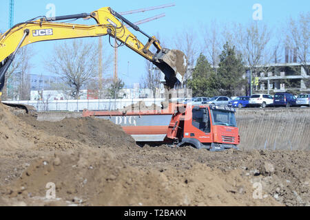 Bukarest, Rumänien - 19. März 2019: Bagger und andere schwere Maschinen Arbeiten auf der Baustelle Stockfoto