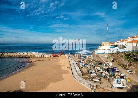 Blick auf ein Fischerboot im Fischereihafen in Ericeira Dorf. Ericeira, Portugal Stockfoto